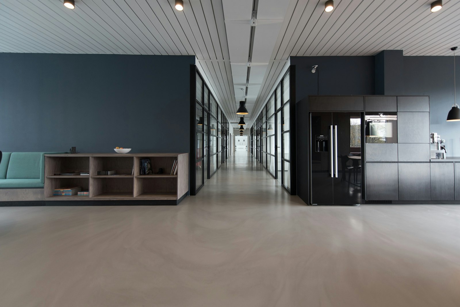 Interno di uno studio professionale luminoso