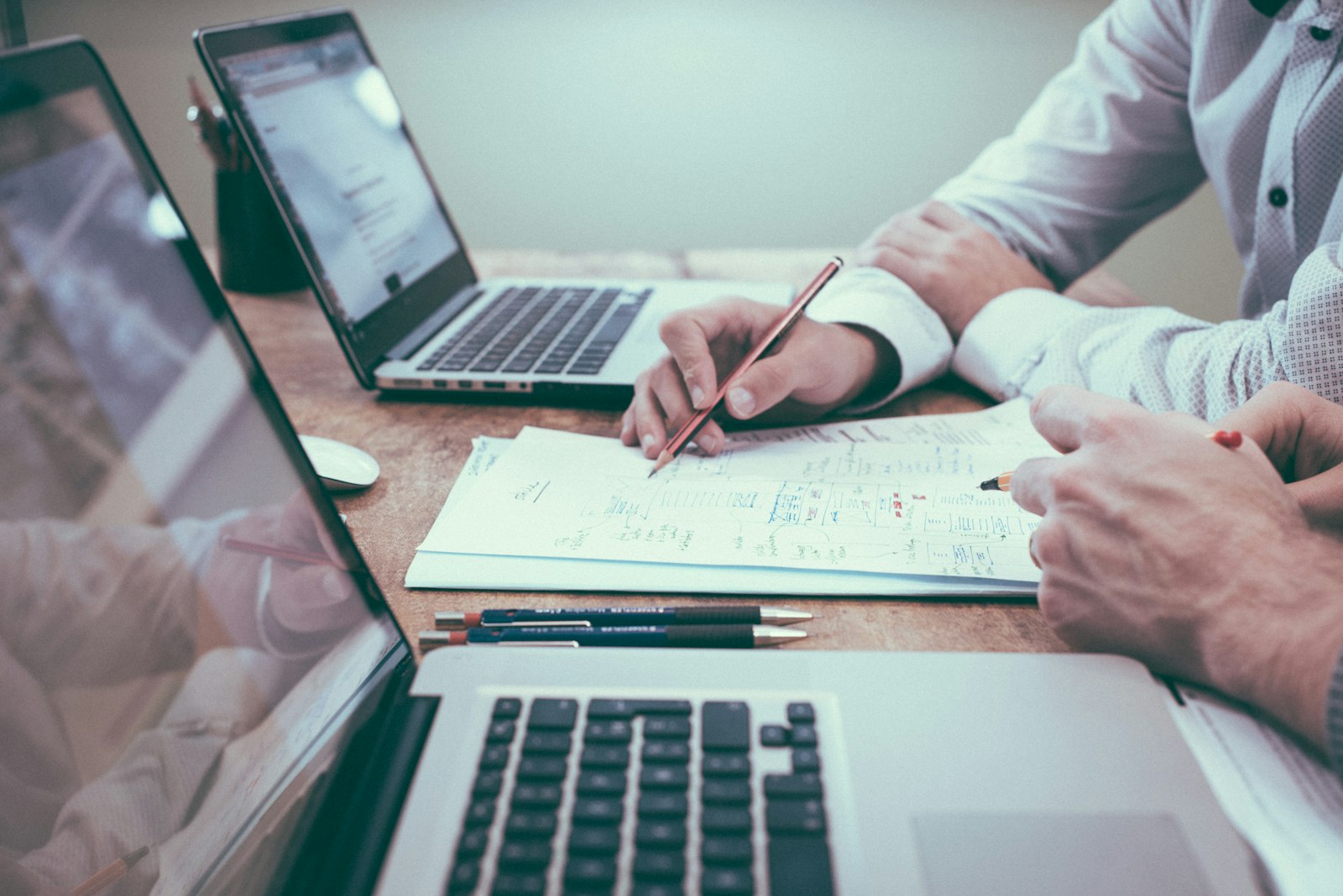 Lavoro di consulenza su documenti e pianificazione aziendale